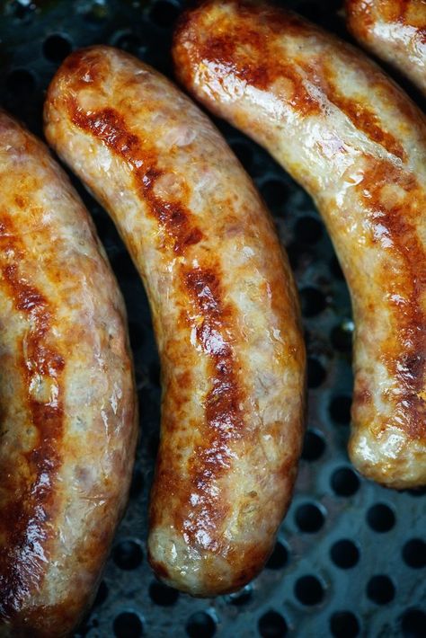 Beer brats in the air fryer are so easy and they turn out even BETTER than on the grill! We're obsessed! #airfryer #brats #recipe Airfryer Brats, Cheddar Brats, Air Fryer Brats, Bratwurst Dinner, How To Cook Bratwurst, Brats Recipe, Brats Recipes, Bratwurst Recipes, Beer Brats