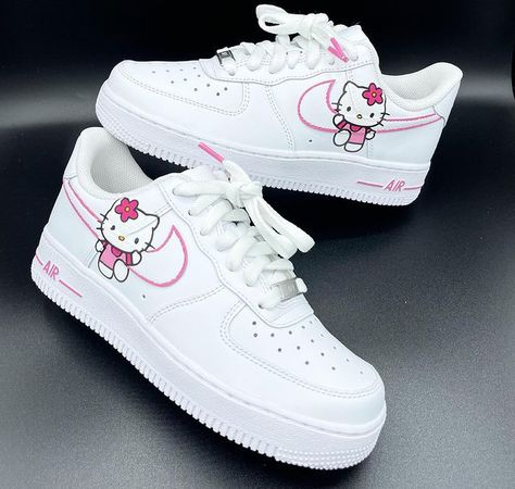 Hello Kitty Airforce, Cute Hello Kitty Shoes, Hello Kitty Jordan 4’s, Hello Kitty Air Force 1s, Hello Kitty Sneakers, Sanrio Shoes, Hello Kitty Converse, Tapeta Hello Kitty, ليلو وستيتش