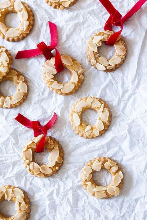 Christmas Eatable Gifts, Dutch Christmas Food, Dutch Christmas Decorations, Wreaths Cookies, Dutch Christmas Cookies, Dutch Treats, Dutch Christmas, The Best Christmas Cookies, Linzer Cookie