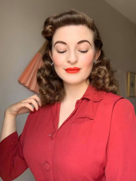 1940s Ponytail, Vintage Hair With Bangs, 50s Hairdo, Hair Styles For Black Hair, Diana Core, Up Hair Styles, 1950s Dance, Coffee Hair Dye, 1930s Hairstyles