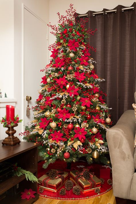 Poinsettia Decorated Christmas Tree, Christmas Trees With Poinsettias, Red Poinsettia Christmas Tree, Pohon Natal Aesthetic, Pointsetta Christmas Tree, Christmas Tree Poinsettia Decorations, Christmas Trees Decor Ideas, Easy Christmas Porch, Poinsettia Christmas Decor