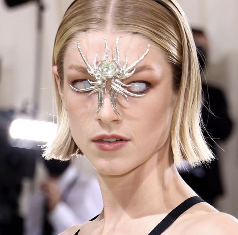 Making Beaded Jewelry, Futuristic Jewelry, Hunter Schafer, Natural Face Skin Care, Bold Jewelry, Creative Portraits, Formal Style, Art Model, Statement Jewelry