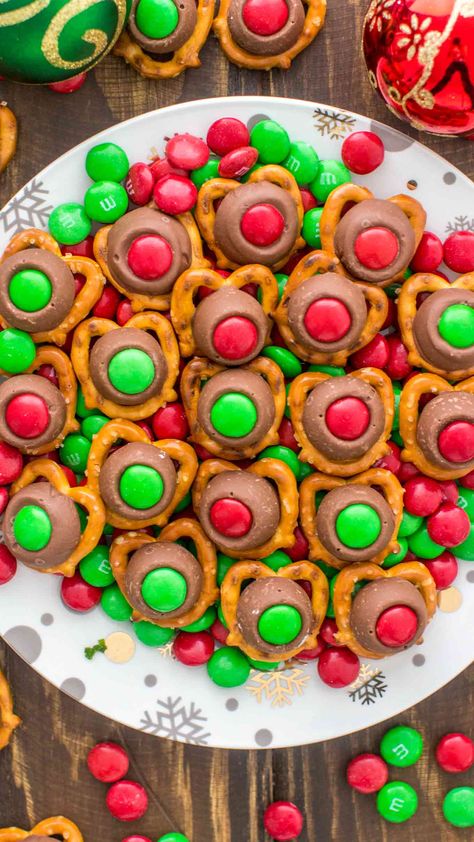 Easy To Make Christmas Treats, Pretzel Treats, Reindeer Noses, Mint Chocolate Chip Cookies, Boozy Desserts, Best Christmas Cookies, Christmas Sugar Cookies, Fun Treats, Christmas Goodies