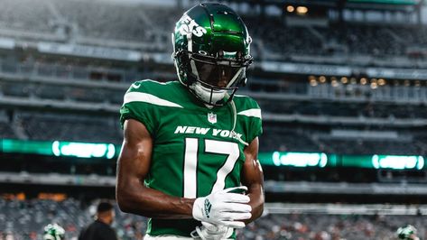 New York Jets Wide Receiver Garrett Wilson Garret Wilson, Garrett Wilson, Marcus Allen, Frank Gore, Rapper Wallpaper Iphone, Ny Jets, Football Pictures, Wide Receiver, Running Back