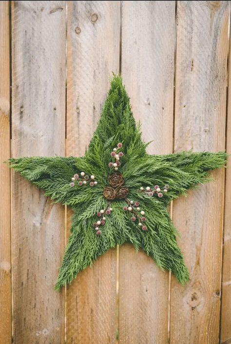 Winterdeko für draußen: Kreative DIY-Ideen, die Ihr Außenbereich in dieser Saison super gemütlich machen Christmas Star Crafts, Star Door, Christmas Interior Decor, Diy Christmas Star, Star Wreath, Xmas Deco, Christmas Interiors, Stars Craft, Christmas Swags