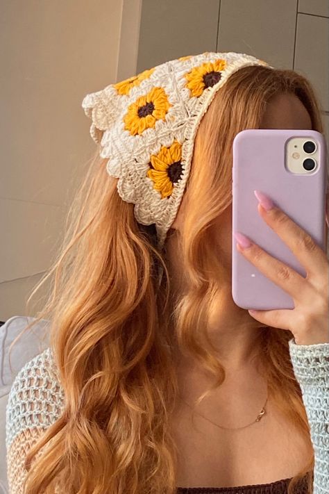 Crochet Sunflower Beanie, Crochet Sunflower Head Scarf, Crochet Projects Bandana, Knitted Bandana Hairstyles, Crochet Bandana Sunflower, Trendy Crochet Accessories, Crochet Summer Inspiration, How To Wear Crochet Bandana, Bandana Hairstyles Crochet