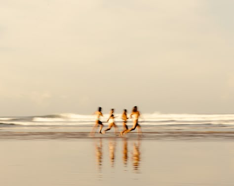 Friends Walking Aesthetic, Coastal Life Aesthetic, Beach Film Aesthetic, Cousins Beach Aesthetic, Beach Stills, Summer Nature Aesthetic, Vintage Beach Aesthetic, Beach Vision Board, Aesthetic Film Photos