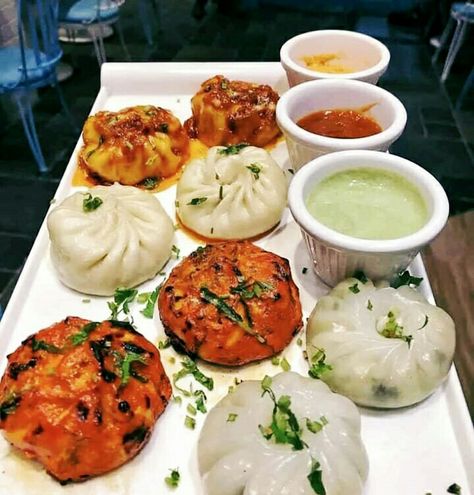 Momos on a platter Momos Platter, Makeup Logo, India Food, Favourite Food, Snacks Recipes, Snap Food, Japan Food, Tasty Food, Wedding Food