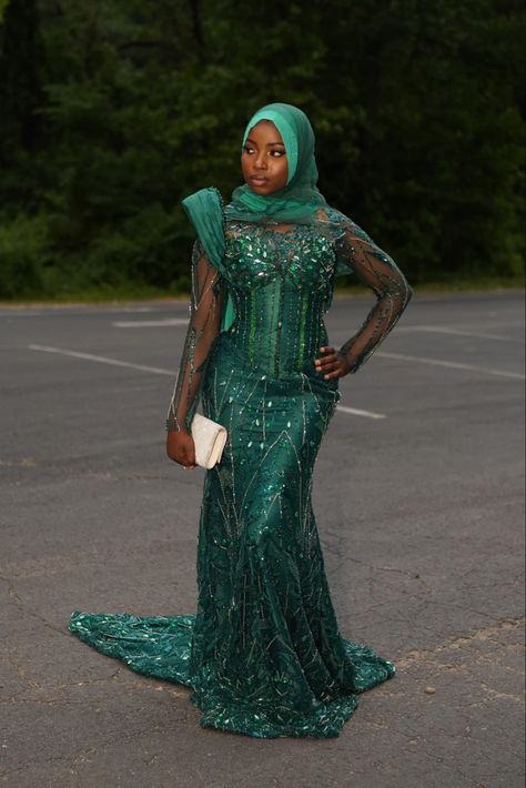 Pinby: aishaa🦋 💞 Ivorian Wedding, Hijabi Prom, Nigerian Prom Dress, Hijabi Prom Dress, Eid Poses, Sewn Dresses, Eid Outfits Ideas, Modest Gowns, Muslim Prom Dress