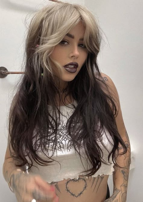 Bleached Roots Black Hair, Black Hair Peekaboo, White Highlights On Black Hair, Reverse Ombre Hair Color, Hair Peekaboo, Reverse Ombre Hair, Ombre Hair Color Ideas, Peekaboo Hair Colors, Reverse Ombre