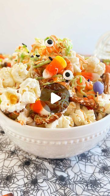 Dee on Instagram: "MONSTER MUNCH HALLOWEEN POPCORN MIX🎃👻🕷️💀

Happy October 1st! It’s officially spooky season!

This Halloween snack mix is the perfect festive treat! It’s a quick and easy no bake recipe made with popcorn, pretzels, candy melts, different Halloween candies and festive sprinkles. 

Everyone will love this sweet and salty snack mix! 

#dessertideas #nobakedessert #nobake #easydessert #partyfood #funfood #easydessert #snackmix #sweetandsalty #popcorn #halloween #halloweenfood #halloweentreats #spookyseason #fallrecipes" Halloween Popcorn Mix, Carmel Popcorn, Halloween Snack Mix, Halloween Popcorn, Popcorn Mix, Carrot Cookies, Halloween Baking, Festive Treats, Halloween Goodies