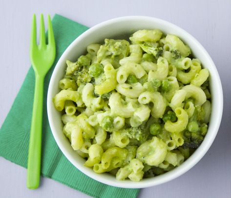 Los macarrones no forzosamente deben cocinarse con queso amarillo, prueba esta versión súper mexicana. Green Mac And Cheese, Poblano Pepper, Sweet Peas, Toddler Meals, Kid Friendly Meals, Cheese Recipes, Mac And Cheese, Baby Food Recipes, Kids Meals