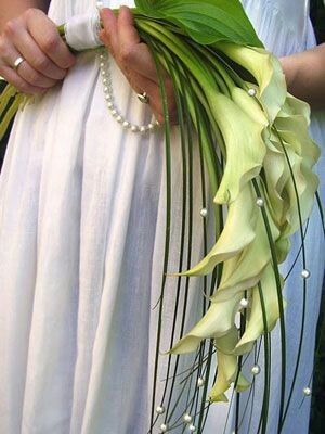 Wedding Cakes Winter, Wedding Flowers White, Wedding Flowers Greenery, Country Wedding Flowers, Neutral Wedding Flowers, Wedding Flowers Peonies, Calla Lily Wedding, Simple Wedding Flowers, Flowers Autumn