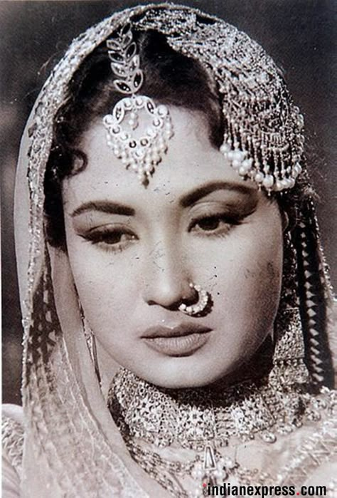 Meena Kumari Pakeezah, Mina Kumari, Meena Kumari, Old Film Stars, Bollywood Pictures, Film Icon, Retro Bollywood, Vintage India, Old Is Gold