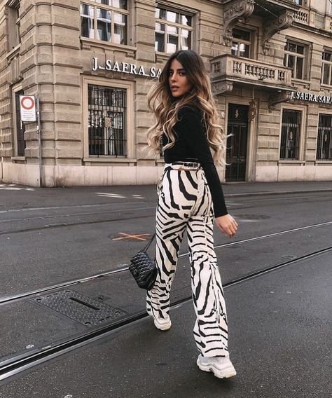 Zebra Trousers Outfit, Zebra Trousers, White Summer Outfits, Trouser Outfit, Modern Fantasy, Sport Chic, Models Off Duty, White Summer, Photo Inspo