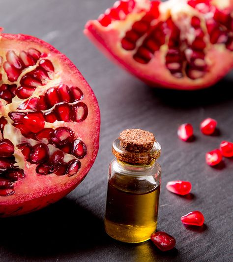 8 Amazing Benefits and Uses Of Pomegranate Seed Oil For Skin, Hair and Health Pomegranate Oil, Pomegranate Seed Oil, Pomegranate Juice, Skin Remedies, Best Essential Oils, Pomegranate Seeds, Healthy Fruits, Healthy Hair Growth, Delicious Fruit