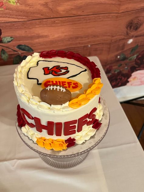 Kansas City Chiefs Birthday Cake Ideas, Kansas City Chiefs Cake Ideas, Kansas City Chiefs Cake, Chiefs Food, Chiefs Party, Football Field Cake, Superbowl Cake, Football Cakes, Sports Cakes