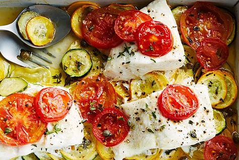 baked fish with summer squash topped with sliced tomatoes Cook Fish In The Oven, Fish In The Oven, Fast Pasta Recipes, Cook Fish, Fish Recipes Baked, Yummy Pasta Recipes, Baked Fish, Fresh Summer, Summer Squash