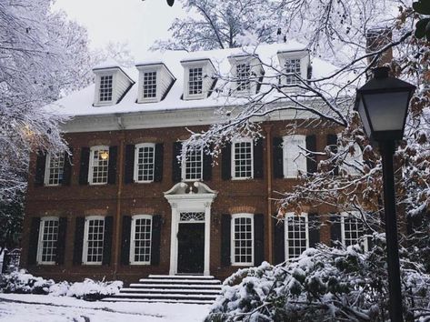 Colonial Brick House Exterior, Colonial Brick House, Georgian Colonial House, Colonial Aesthetic, Painted Brick Exteriors, Colonial House Exteriors, Garage Design Interior, Rustic Lake Houses, Colonial Mansion