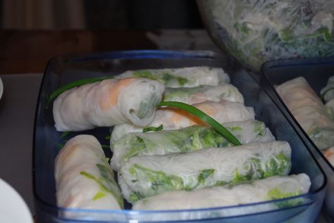 Banh Uot Thit Nuong – Beef in rice paper wraps – Cook Vietnamese Fresh Spring Rolls Recipe, Vietnamese Fresh Spring Rolls, Vietnamese Rice Paper Rolls, Rice Paper Wraps, Spring Rolls Recipe, Rice Wraps, Fresh Spring Rolls, Salad Rolls, Rice Paper Rolls