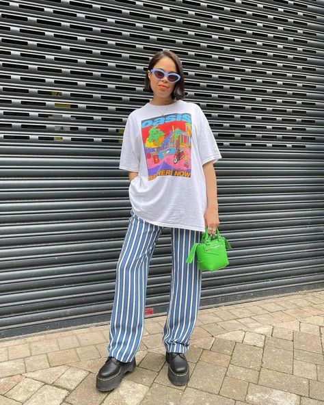 2024 Spring Comfort: Trendy Outfits for Casual Days & Lazy Lounging Textured Pants Outfits, Funky Pants Outfits, Vintage Tshirt Outfit, Lisbon Street Style, Street Style Colorful, Comfy Spring Outfits, Spring Streetwear, Printed Pants Outfits, Athleisure Trend