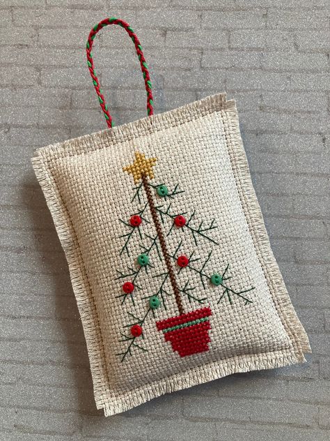 Christmas Crosstitch Patterns, Cross Stitch Ornaments Patterns Free, Counted Cross Stitch Christmas Ornaments, Simple Christmas Cross Stitch, Small Christmas Cross Stitch, Folk Art Cross Stitch, Cross Stitch Christmas Gifts, Tree Cross Stitch, Folk Art Ornament