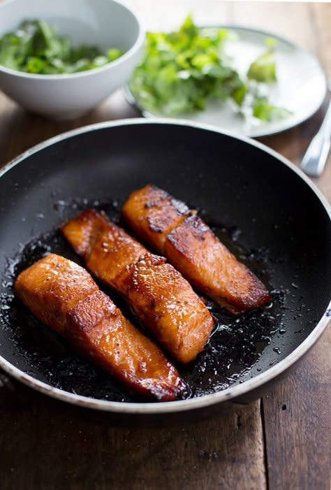 This caramelized salmon is simple, healthy and completely gorgeous. Just five ingredients and 20 minutes get that browned caramelized crust on the salmon. #healthy #glutenfree #recipe #dinner | pinchofyum.com Chicken Marsala, Fish Dinner, God Mat, Fish Dishes, Seafood Dishes, Salmon Recipes, Fish And Seafood, I Love Food, Fish Recipes