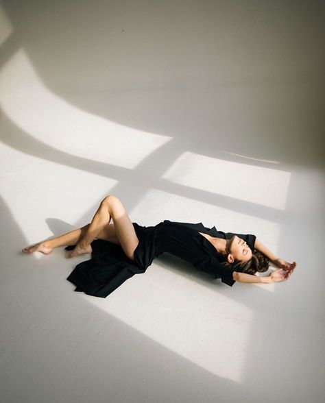 Vogue Poses, Laying On The Floor, Shooting Studio, Studio Portrait Photography, Studio Poses, Studio Photography Poses, Photoshoot Studio, Photographie Portrait Inspiration, 사진 촬영 포즈