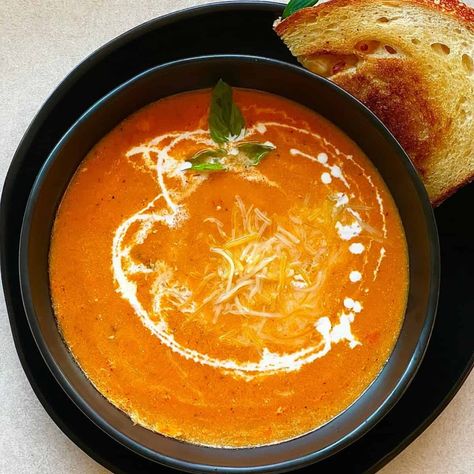 The smokiness from Gouda cheese and the freshness from the fresh tomatoes make a perfect combination with tomato soup! Gouda Soup, Sticky Rice Thai, Gouda Recipe, Fresh Tomato Soup, Smoked Tomatoes, Bisque Soup, Tomato Soup Easy, Smoked Gouda Cheese, Jelly Cups