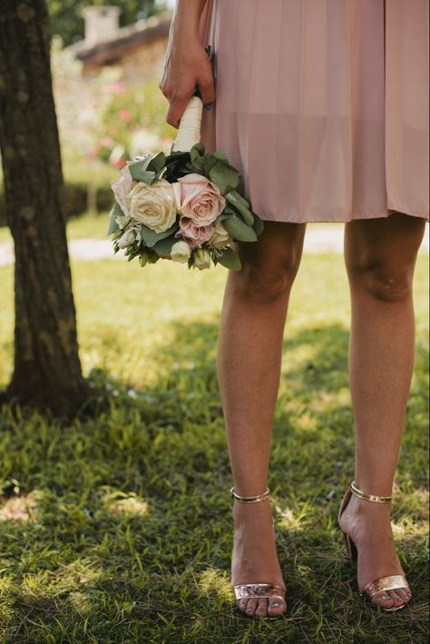 #prewedding #bouquet #roses #rosesaesthetic #bride #bridetobe #green #rose #dress #details #detailphotography Prewedding Bouquet, Bouquet Roses, Prewedding Photography, Green Rose, Rose Dress, Dress Details, Pre Wedding, Tiara, Bridesmaid Dresses