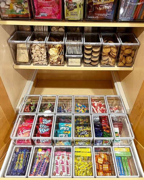 Snack Jar Ideas, Snacks Organization Ideas, Chocolate Organization, Snack Drawer Ideas, Candy Organization, Snack Closet, Snack Area, Snack Drawer, Hacks For Home