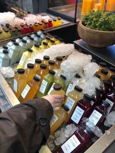 Cafe And Grocery Store, Cold Food Display Ideas, Juice Pop Up Store, Pop Up Juice Bar, Juice Shop Aesthetic, Juice Stand Ideas, Canteen Aesthetic, Smoothie Shop Aesthetic, Farmers Market Store