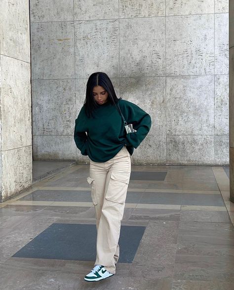 Cargo Pants Ootd, Modest Streetwear, Trousers Baggy, Street Style Outfits Casual, Cargo Outfit, Pocket Cargo Pants, Cute Modest Outfits, Clueless Outfits, Casual Outfit Inspiration