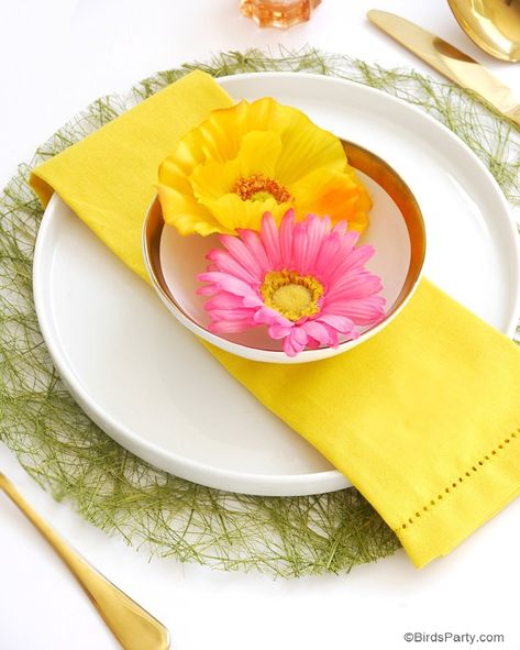 DIY Faux Grass Placemats Grass Placemats, Pretty Decorations, Easter Brunch Table, Bridal Shower Wine, Yellow Cottage, Brunch Table, Faux Grass, Bird Party, Party Crafts