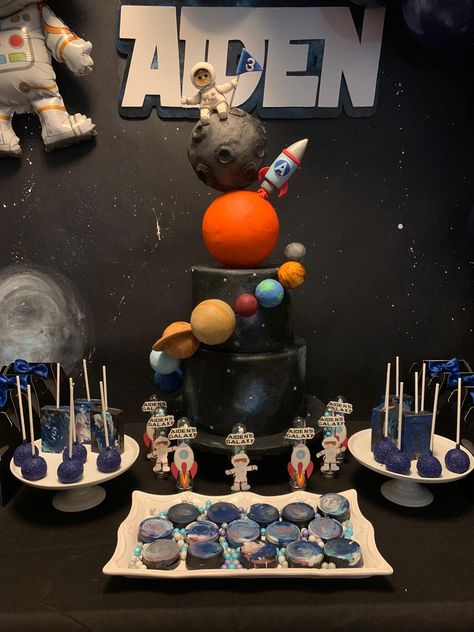 Planet Birthday Party, Nasa Cake Birthday, Solar System Cake, Space Cupcakes, Planet Birthday, Planet Party, Planet Cake, Scientist Party, Galaxy Cake