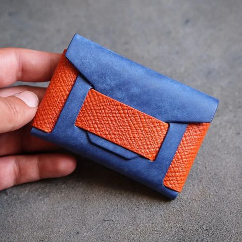 The Lobster stitch-less wallet pattern. Combining two leathers/colors in a no-sew design is the key for that one when it comes to looks. 🫠 Usually stitchless wallets require rather big irregular shape leather panel to do all the folding etc. but with the two parts of the Lobster you only need 20cm by 15cm panel to make it... sustainability and reducing leather waste is always important. 🤘 The Lobster holds up to 8 cards and folded cash in 10/6.6cm size. Happy crafting, Deyan ❤️ No Sew Wallet, Sew Wallet, Leather Wallet Pattern, Diy Wallet, Leather Panel, The Lobster, Wallet Pattern, Leather Products, No Sew