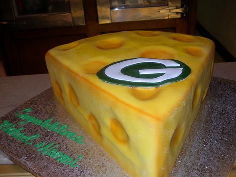 I'll need to try this one for hubby... ;) :) Green Bay Cake, Green Bay Packers Cupcakes, Green Bay Packers Wedding, Green Bay Packers Birthday, Green Bay Packers Party, Green Bay Packers Cake, Packers Cake, Packers Party, Green Bay Packers Fans