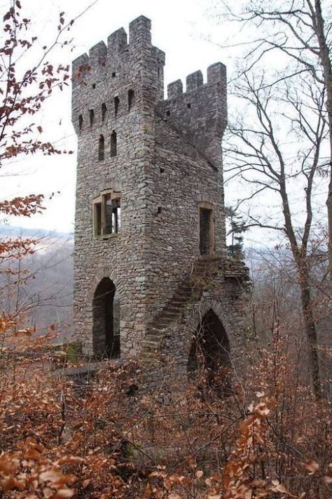 Small Castles, Beautiful Ruins, Abandoned Castles, Chateau France, Castle Ruins, Castle House, Beautiful Castles, Old Stone, Medieval Castle