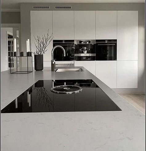 Ultra Modern Kitchen, Countertops Granite, Casa Clean, Desain Pantry, Natural Stone Countertops, Farmhouse Kitchen Ideas, Kitchen Interior Design Modern, Range Cooker, House Design Kitchen