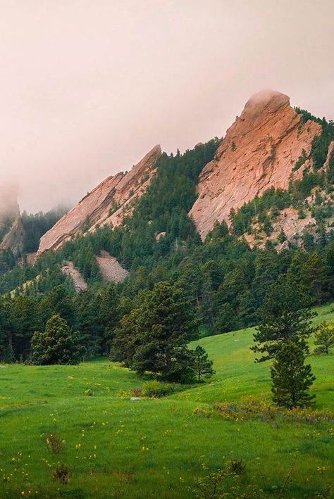 Flatiron Mountains Colorado, Boulder Colorado Aesthetic, Boulder Aesthetic, Best Places In Colorado, Flatirons Boulder, Boulder Flatirons, Places In Colorado, Colorado Aesthetic, Colorado Photos