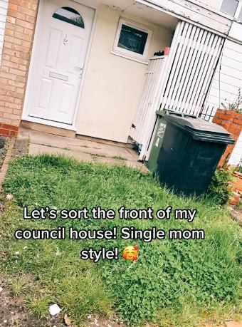 A SINGLE mum-of-four has shared how she transformed the outside of her council home to give it curb appeal. Laura shared how her front garden and door looked very plain and in need of some TLC. On her @laurajordan1985 account, she wrote: “Let’s sort out the front of my council house. “Single mum style.” Laura […] Cheap Front Garden Ideas, Diy Front Garden Ideas, Curb Appeal Ideas On A Budget, Private Front Garden Ideas, Front Garden Ideas Uk Curb Appeal, Tiny Front Garden Ideas Uk, Front Garden Makeover, Front Curb Appeal Ideas, Front Garden Sitting Area