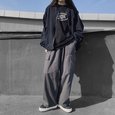 Black Cargo Pants Outfit Casual, Baggy Korean Fashion, Minimal Streetwear, Girls Attire, Clothes Korean Style, Oversized Outfit, Baggy Clothes, Tomboy Outfits, Tomboy Style Outfits