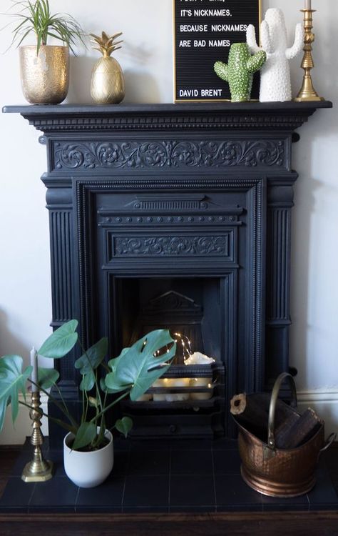 20 Beautiful Fireplaces for a Small Living Space Small Gas Fireplace, Beautiful Fireplaces, Small Living Space, Portable Fireplace, Space Beautiful, Victorian Fireplace, Small Fireplace, Small Living Room Design, Cast Iron Fireplace