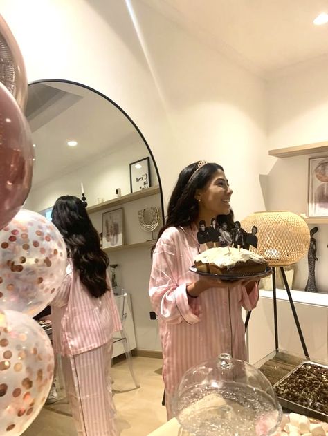 Pink Pajamas Party, Tumblr Birthday Party, Sweet Sixteen Sleepover, Victoria Secret Themed Party, Victoria Secret Birthday Party Theme, Pajama Party Aesthetic, Birthday Manifestation, Sweet Sixteen Aesthetic, Slumber Party Aesthetic