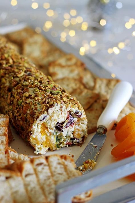 Christmas cheese log - the perfect quick, easy & delicious Christmas appetizer to feed a crowd! Make in advance and serve with crackers and toasted bread. Cheese Log Recipes, Thanksgiving Appetizer, Christmas Appetizer, Cheese Log, Christmas Cheese, Cranberry Pistachio, Toasted Bread, Cheese Ball Recipes, Food Log