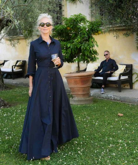 Sting + Trudie Styler: Longtime Love Under The Tuscan Sun Italy Street Style, Trudie Styler, Fashion Over Fifty, Under The Tuscan Sun, Paris Chic, Like Fine Wine, Modest Wear, Eclectic Fashion, Dress Inspiration