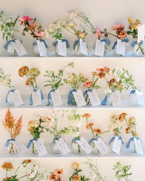 Jacelyn ⋒ California Florist | Our bride Delaney had the cutest idea of a seating chart wall of bud vases that each guest would take to their table 🌼🌸✨It turned out so… | Instagram Bud Vase Wall Wedding, Guest Table Seating Ideas, Creative Table Assignments Wedding, Diy Bud Vases Wedding, Wedding Table Guest Seating, Vase Table Seating Chart, Bud Vase Wall, Seating Chart Vases, Flower Wall Seating Chart