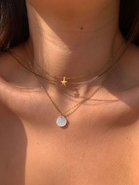 Beacy accessories, shell necklace, gold star necklace, coconut girl Beach Aesthetic Necklace, Coconut Girl Accessories, Coconut Girl Bracelets, Coconut Girl Necklace, Shell Necklace Aesthetic, Coconut Girl Jewelry, Greek Aesthetic, Preppy Necklaces, Beachy Stuff