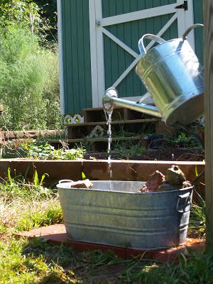 DIY: Super cute & simple watering can fountain Watering Can Fountain, Fountain Diy, Garden Exterior, Backyard Decorating, Diy Water Feature, Diy Water Fountain, Homestead Ideas, Diy Garden Fountains, Fountains Backyard