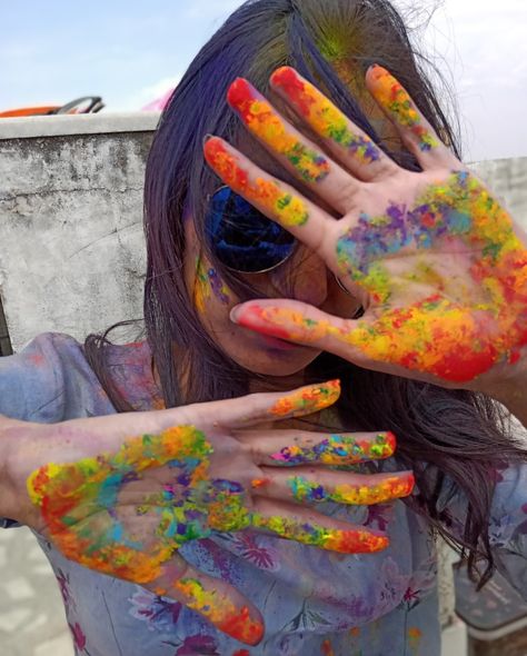 Holi Dp Girl Hidden Face, Holi Asthethic, Asthetic Holi Pics, Holi Asethic, Holi Girls Dp, Holi Photo Poses At Home, Holi Pose Ideas Selfie, Holi Poses At Home, Holi Story Instagram